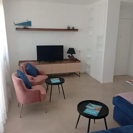 Penthouse Petroni 19