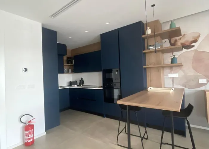 Penthouse Petroni 19